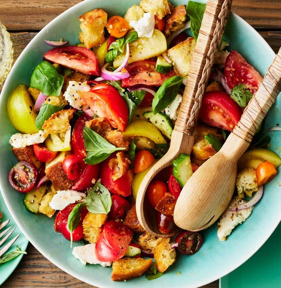 Itāļu salāti no svaigiem tomātiem, gurķiem un kraukšķīgas maizes ("panzanella")